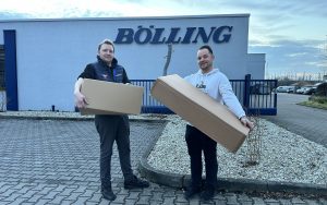 Hier zeigen sich Maximilian Bölling (links im Bild) und Philippe Harig (rechts im Bild) bei der Übergabe der Ersatzteile